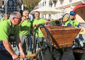 Beim 10. Nagolder Äpfelfest wurden zehn Zentner   Äpfel von der Hochzeitsbaumwiese   gepresst. Foto: Priestersbach Foto: Schwarzwälder-Bote