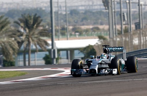 Mercedes-Pilot Lewis Hamilton hat das Auftakttraining in Abu Dhabi für sich entschieden. Zweiter wurde sein direkter Widersacher, Teamkollege Nico Rosberg. Foto: dpa