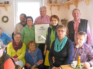 Die Sieger des Benefiz-Cegoturniers im Dorfladen in Rötenbach freuen über 1120 Euro . Foto: Bächle Foto: Schwarzwälder-Bote