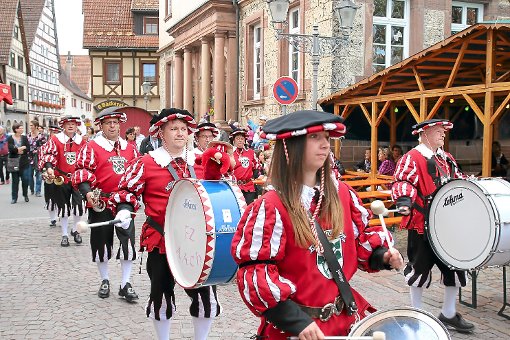 Der Einmarsch des Fanfarenzugs Aach bildete den klangvollen Auftakt für das zweitägige  Stadtfest in Dornstetten. Foto: Sannert