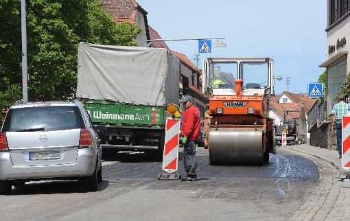 In der Horber Straße in Empfingen ist es derzeit eng: Die Firma Rath aus Pfalz-grafenweiler saniert den mangelhaften Unterbau der Straße. Foto: Hopp Foto: Schwarzwälder-Bote