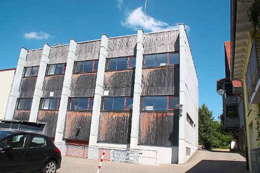 Die Rückansicht des Feuerwehrgerätehauses in Dauchingen. An der östlichen Seite, im Bild rechts, wird eine Außentreppe aus Stahl als zweiter Fluchtweg angebracht.   Foto: Preuß Foto: Schwarzwälder-Bote