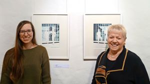 Lena Hauser (links) und Ingrid Ritterbusch (rechts), in Erwartung der neuen Ausstellung. Foto: Jäger