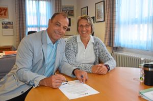 Bürgermeister Volker Schuler und    Mitarbeiterin Daniela Schweikardt bei Unterzeichnung der  Erklärung. Foto: Gemeinde Foto: Schwarzwälder-Bote