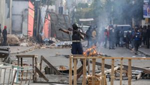 Die Polizei sichert eine Straßensperre in Port-au-Prince, die von Demonstranten errichtet wurde. Foto: Odelyn Joseph/AP/dpa