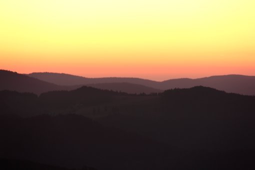 Sonnenuntergänge haben es unseren Leserfotografen besonders angetan. Hier der Blick auf den Belchen. Foto: Leserfoto: hawe