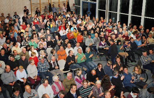 Das Interesse der Eschbronner Bürger an der Zukunft ihrer Gemeinde war groß. 400 Menschen waren zur Bürgerversammlung in der Mühlbachhalle.  Foto: Ziechaus Foto: Schwarzwälder-Bote