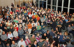 Das Interesse der Eschbronner Bürger an der Zukunft ihrer Gemeinde war groß. 400 Menschen waren zur Bürgerversammlung in der Mühlbachhalle.  Foto: Ziechaus Foto: Schwarzwälder-Bote