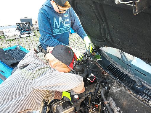 Urs-Uwe und Jannes haben viel Spaß beim Schrauben im Motorraum. Foto: Schwarzwälder-Bote