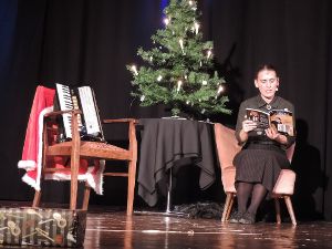 La Signora liest unter dem Weihnachtsbaum Geschichten vor, Foto: Paskal Foto: Schwarzwälder-Bote
