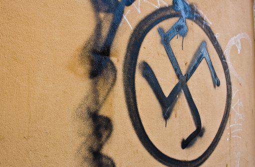 Ein Unbekannter hat in Freudenstadt eine Wand mit einem Hakenkreuz beschmiert. (Symbolfoto) Foto: shutterstock/ Minerva Studio