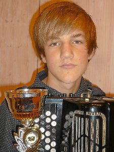 David Kiefer mit seinem Pokal Foto: Schwarzwälder-Bote
