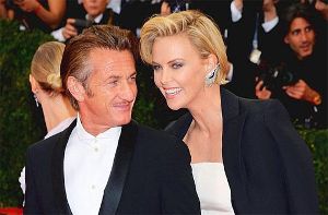 Zeigten sich beim Met-Ball in New York zum ersten Mal in der Öffentlichkeit: Die frisch verliebten Hollywood-Stars Sean Penn und Charlize Theron. Weitere Bilder von der Party des Jahres in den USA gibt es hier - klicken Sie sich durch! Foto: dpa