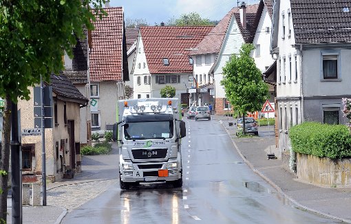 Schon jetzt rollen viele Lastwagen durch Eutingen.  Foto: Hopp