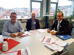 Eckhard Hameister, Rolf Gehring und Georg Link (von links) freuen sich über die anhaltende Entwicklung. Foto: Schnurr Foto: Schwarzwälder-Bote
