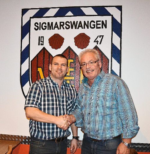 Ralf Voßler (links)  ernennt Karl-Heinz Maier zum Ehrenmitglied.  Foto: Heidepriem Foto: Schwarzwälder-Bote