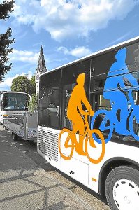 Auf dem Fahrradbus sind zwei Fahrräder in Orange und Blau zu sehen - in Hausach geht es los.  Foto: Adler