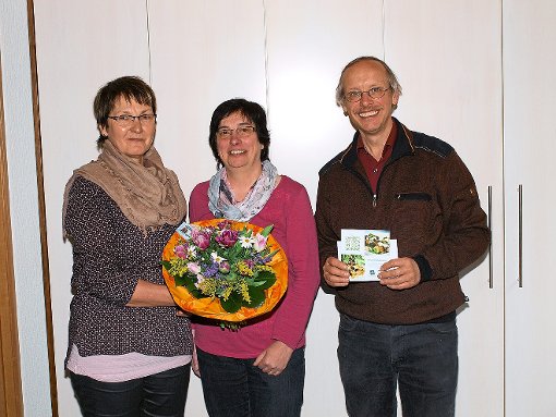 Arbeitsjubilarin Ulrike Morgeneier (mit Blumengebinde) zusammen mit Helga (links) und Friedrich Gaus bei der Übergabe des Jubiläumsgeschenks. Foto: Ziegelbauer Foto: Schwarzwälder-Bote