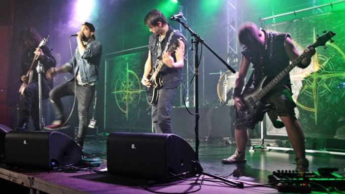 Bands heizen Metalfans bei Rocknacht ein