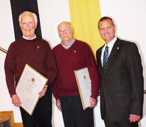 Hans-Jürgen Peter und Hermann Paa Rominger hat Bürgermeister Hubert Schiele die Landesehrennadel angesteckt.  Foto: Eyrich Foto: Schwarzwälder-Bote