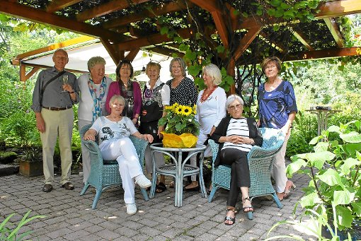 Mit einem Atelierfest bedankt sich die Maisenbacher Künstlerin Brigitte Radermayr (sitzend, links) bei ihren langjährigen Kunstfreunden und Wegbegleitern. Foto: Fisel Foto: Schwarzwälder-Bote
