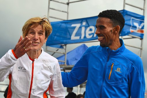 Überlegene Tagessieger beim 34. Kandel-Berglauf  wurden der 23-jährige Sportler aus Eritrea, Yossief Tekle (rechts), und   Britta Müller aus Freudenstadt (links), die ihren   Vorjahreserfolg  wiederholte.  Foto: Junkel Foto: Schwarzwälder-Bote