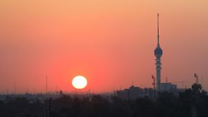 Die Sonne geht hinter der Skyline von Bagdad unter. Foto: Zhang Miao/XinHua/dpa