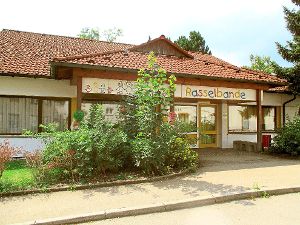 Kann das alte Kindergartengebäude in Gauselfingen (Bild) die größte Not lindern? Heute finden die Beratungen über die Zukunft der kleinen St.-Fidelis-Schützlinge im Rathaus Burladingen statt. Foto: Rapthel-Kieser