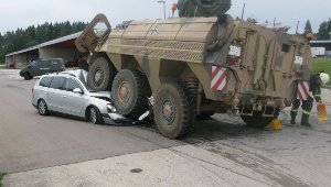 Unfall: Bundeswehr-Panzer fährt Auto platt