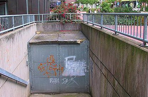Der Einzige Eingang zur Unterführung am Rösslekreisel, der noch zugänglich ist, befindet sich vor der Stadtbibliothek. Foto: Streck