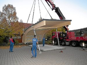 Mit einem Kranwagen wurde das Schwarzwald Solar-Carport auf dem Rathausplatz in Oberreichenbach installiert.  Foto: Stocker