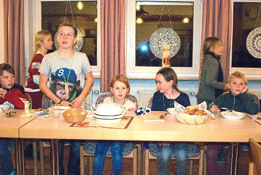 Zum Abschluss der Churchnight ließen sich die Kinder im Gemeindehaus leckere Kürbissuppe schmecken.  Foto: Kirchengemeinde Foto: Schwarzwälder-Bote