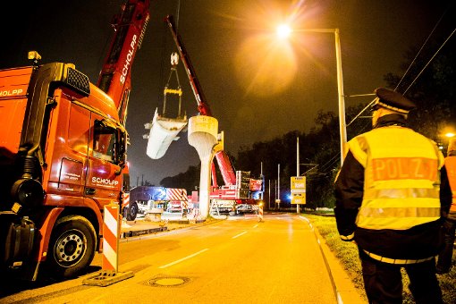 In der Nacht zum Samstag ist am Rosensteintunnel die Brücke zur Wilhelma abgerissen worden. Foto: www.7aktuell.de | Simon Adomat