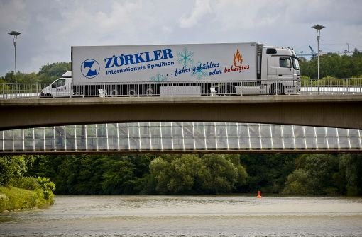 Ein Lastwagen fährt über die Neckarbrücke bei Remseck. Foto: Petsch