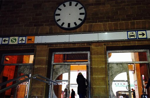 Über den Türen des Mittelausgangs im Stuttgarter Hauptbahnhof hängt eine Uhr, zeit- und funktionslos. Foto: StZ