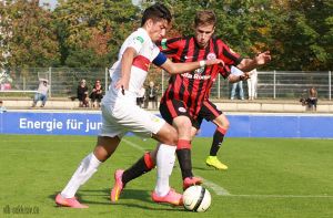 VfB-Kapitän Berkay Özcan (vorne, hier gegen Frankfurt) markierte das 2:1-Siegtor gegen die Löwen. Foto: Lommel