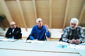 Sauer sind Herbert Bitsch, Jochen Lottermoser und Walter Beck (von links) über das Verhalten des Landratsamts zur neuen Windkraftanlage bei Bitz. Foto: Hertle Foto: Schwarzwälder-Bote