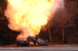 Am Samstag lassen die Pyrotechniker von Mania Pictures ein Auto auf der Nikolausbrücke explodieren. Foto: Mania Pictures