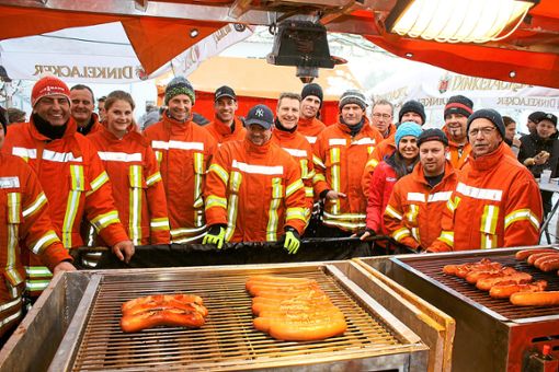 Zum Kaltwassergrillen versammelten sich die Feuerwehrleute der Abteilung Spielberg vor dem Löschwassersack und der Grillstation. Foto: Köncke Foto: Schwarzwälder Bote