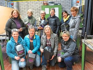 Die erste Frauengruppe in der Schweißwerkstatt der Beruflichen Schulen Wolfach.  Foto: Berufliche Schulen