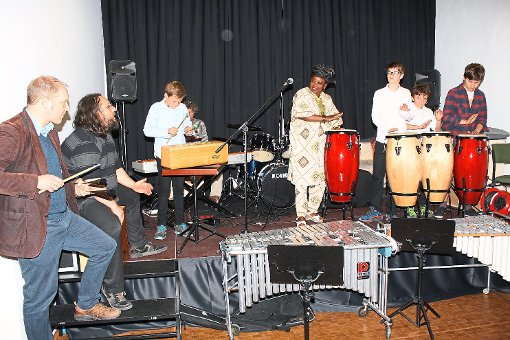 Enanga Schall aus Kamerun und ihr Ensemble beeindruckten mit traditioneller, afrikanischer Musik.  Foto: Köncke Foto: Schwarzwälder-Bote