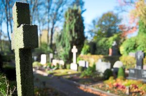 Das Friedhofswesen ist in Deutschland Sache der Städte und Gemeinden. Die Städträte von Bad Liebenzell beschäftigen sich in ihrer Sitzung am Dienstagabend mit den Gebühren für Bestattungen. Foto: dpa/Strobel Foto: Schwarzwälder-Bote
