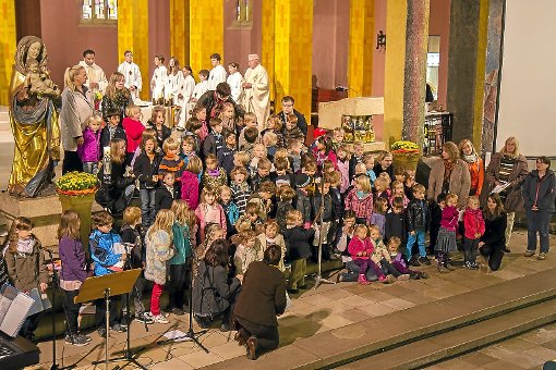 Kindergartenkinder gestalten den Gottesdienst zum Schutzengel-Fest in Geislingen mit. Foto: Renz Foto: Schwarzwälder-Bote