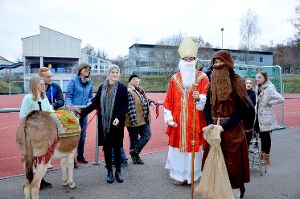 Nikolaus und Knecht Ruprecht ziehen samt Esel über das Schulgelände und verteilen Geschenke. Foto: AMG Foto: Schwarzwälder-Bote