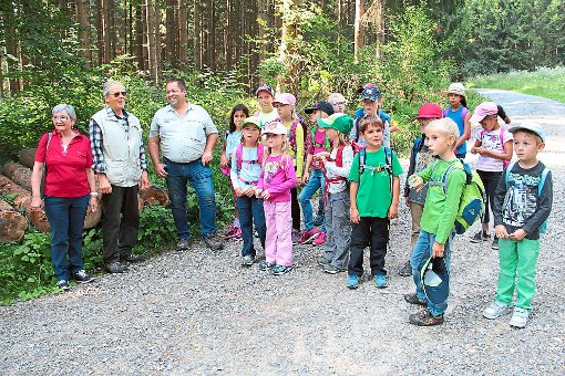 Jens Löw (Dritter von links)  nahm die Jungen und Mädchen im Rahmen des Kinderferienprogramms mit in den Brigachtaler Wald, um gemeinsam mit dem Nachwuchs und den Begleitpersonen   die Tier- und Pflanzenwelt zu erkunden.  Foto: Schwörer Foto: Schwarzwälder-Bote