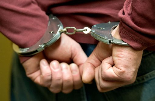 Die Polizei hat einen 22-Jährigen gefasst, der als falscher Polizist abkassieren wollte. Foto: dpa