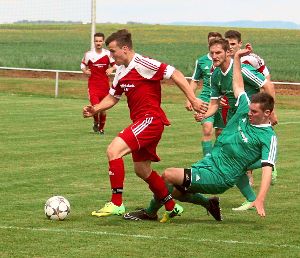 Der SV Horgen (grüne Trikots) als Zweiter und der FC Hardt (rote Trikots) als Tabellenvierter gehören in dieser Saison in der Kreisliga A 1 zu den heißesten Meisterschaftskandidaten. Foto: Peiker