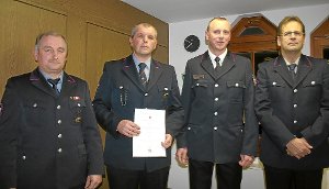 Abteilungskommandant Hartmut Göttler, Gerd Herzer, Feuerwehrkommandant Markus Megerle und Udo Hertkorn Foto: Tischbein Foto: Schwarzwälder-Bote