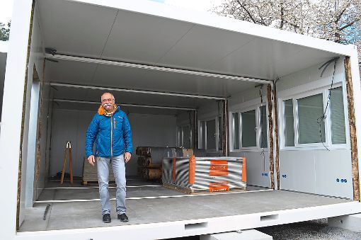 GaD-Schulleiter Manfred Koschek zeigt sich zufrieden mit den  Containern, in denen Unterricht stattfinden wird. Foto: Schwarzwälder-Bote