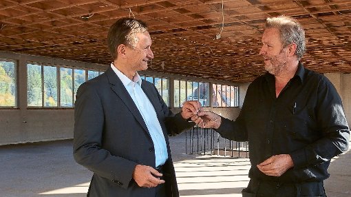 Der Schlüssel zum Gebäude in der Eisenbahnstraße 17 in Hausach wechselt den Besitzer: Architekt und Unternehmer Uwe Schoch (rechts) gibt ihn Helmut Hildebrandt, Geschäftsführer Gesundes Kinzigtal. Foto: Merck